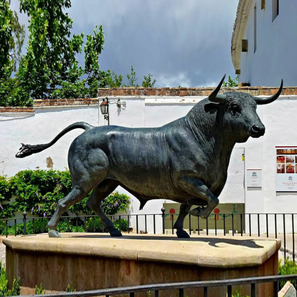 outdoors ; indoor ; bronze statue ; decorate ; Large scale ; City decoration ; garden ; Park decoration ; Bull ; Bull sculpture ; Bull statue ; Life Size ; Life Size Handmade Antique Animal Bronze Bull Sculpture