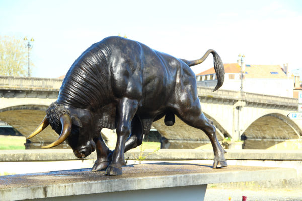 OAS-Bull (62) outdoors ; indoor ; bronze statue ; decorate ; Large scale ; City decoration ; garden ; Park decoration ; Bull ; Bull sculpture ; Bull statue ; Life Size ; Life Size Handmade Antique Animal Bronze Bull Sculpture