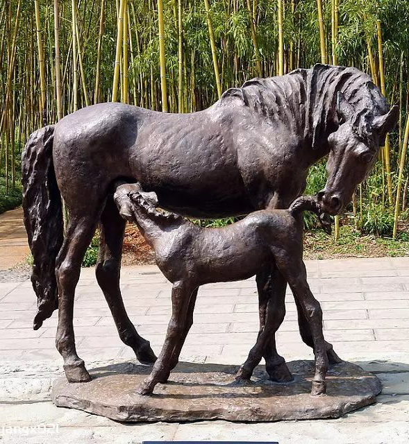 outdoors ; indoor ; bronze statue ; decorate ; Large scale ; City decoration ; garden ; Park decoration ; horse ; horse sculpture ; Horse statue ; animal metal sculpture garden bronze two horses playing antique horse statues